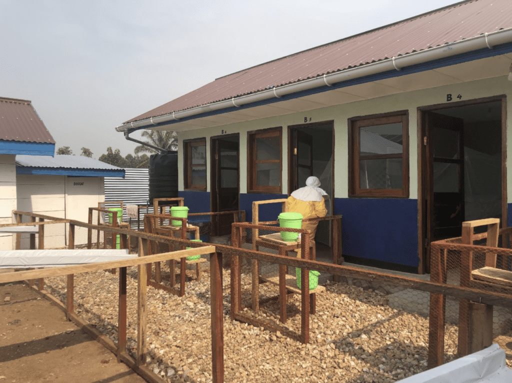 Le Centre de Transit Intégré de Bundji, proche de Béni, a été équipé par ALIMA pour accueillir les cas suspects d’Ebola. Doté de six chambres individuelles, il permet d’offrir les premiers soins aux patients, isolés en attendant la confirmation de leur statut et une éventuelle référence vers le centre de traitement de Béni. © ALIMA / Anne Boher