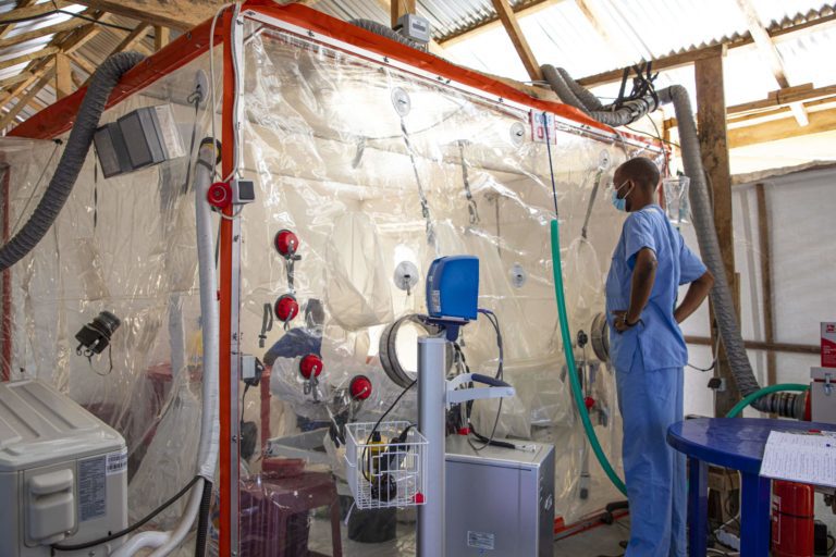 staff ALIMA devant la CUBE pour traiter EBOLA