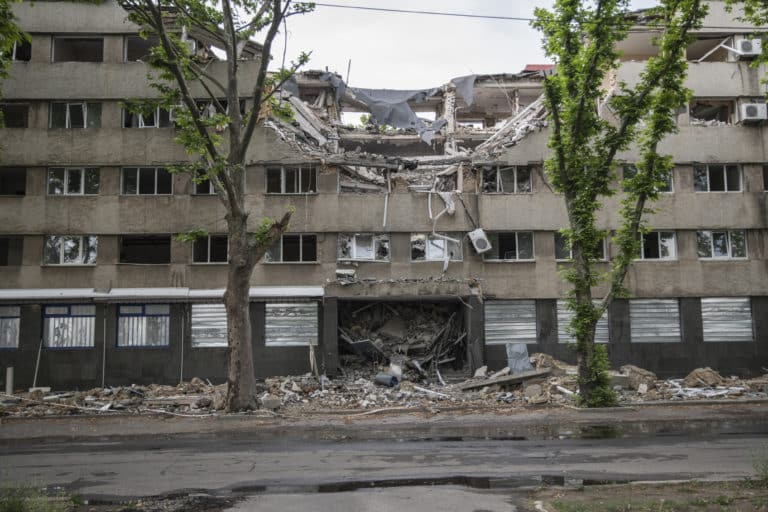 Espace Presse 3 ALIMA (The Alliance for International Medical Action) est une ONG humanitaire médicale internationale basée à Dakar, au Sénégal, qui sauve des vies depuis plus de 13 ans lors de situations d’urgences et de crises sanitaires en Afrique. L’ambition d’ALIMA : transformer la médecine humanitaire en s’appuyant sur la recherche et l’innovation pour démultiplier l’efficacité de ses actions et mieux protéger les populations des crises sanitaires de demain. Depuis la création d’ALIMA en 2009, ce sont plus de 10 millions de patients dans 14 pays qui ont été́ soignés et plus de 30 projets de recherche qui ont été́ lancés - notamment sur la malnutrition, la santé maternelle et infantile, le paludisme, Ebola, la COVID-19. Une action récompensée par plusieurs prix internationaux.