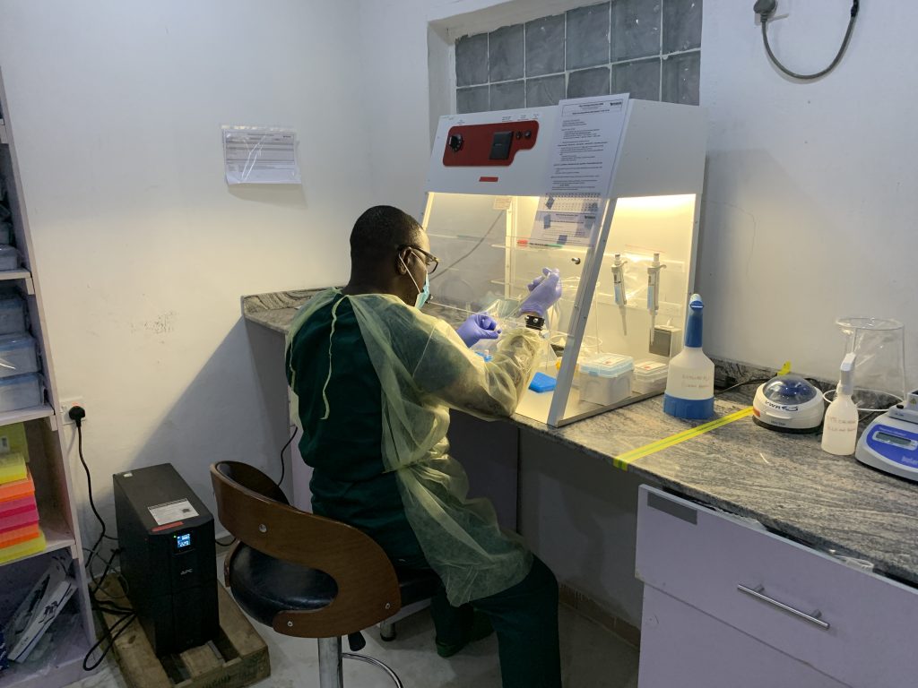 Fièvre de Lassa : ALIMA renforce la riposte au Nigeria avec de nouveaux traitements 1 Joseph in lab 3 1